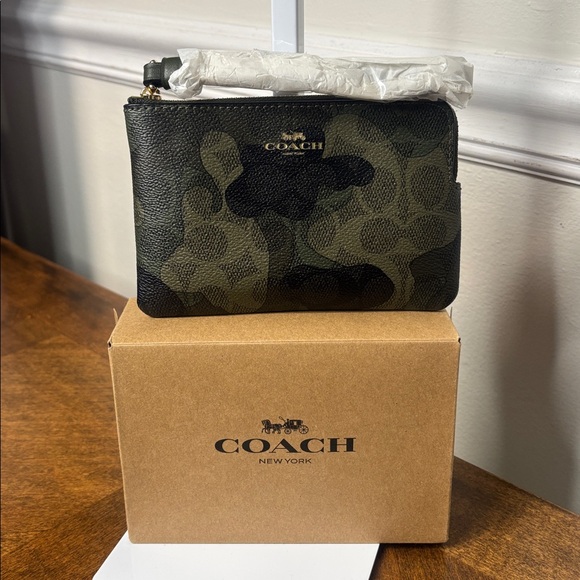 COACH (NEW IN BOX) SIGNATURE CAMO WRISTLET - Picture 10 of 12